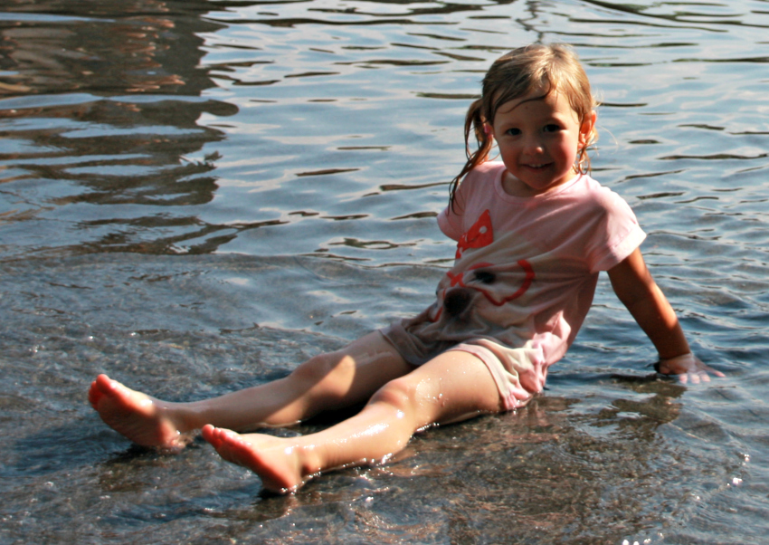 Amy splashing in the pool near @Bristol