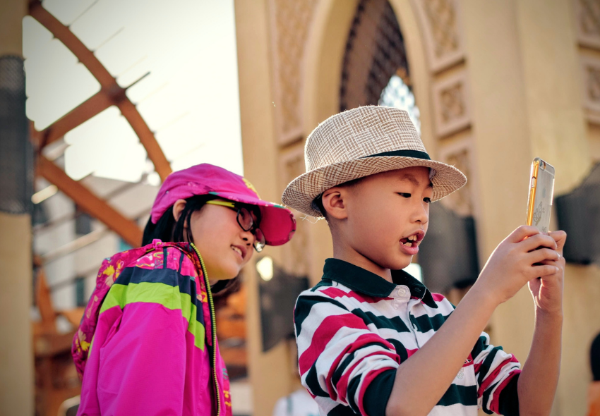 How Parents Can Use Cell Phones to Protect Kids